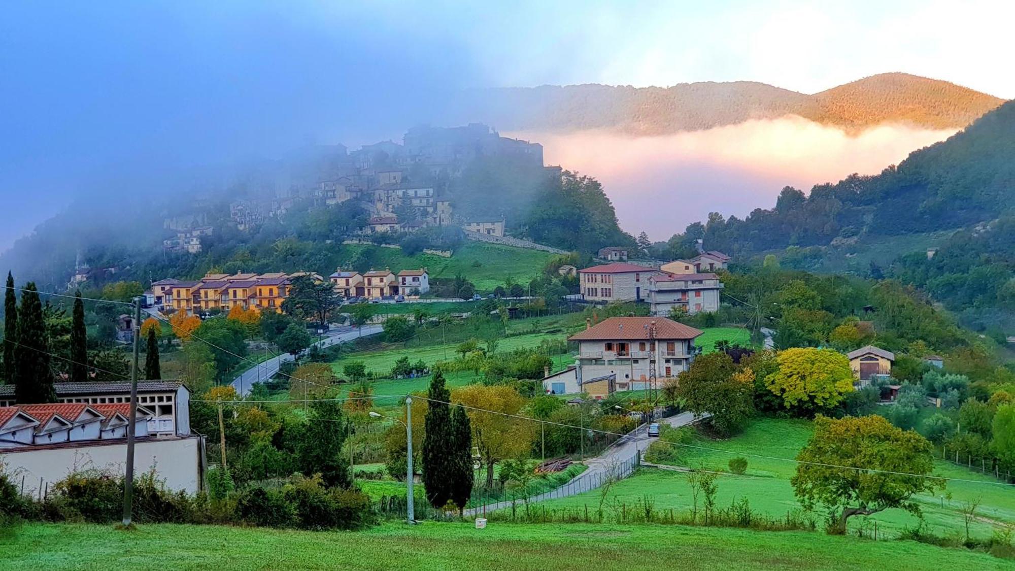 La Terrazza Sul Lago Turano Castel di Tora Bagian luar foto