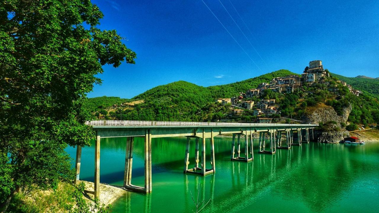 La Terrazza Sul Lago Turano Castel di Tora Bagian luar foto