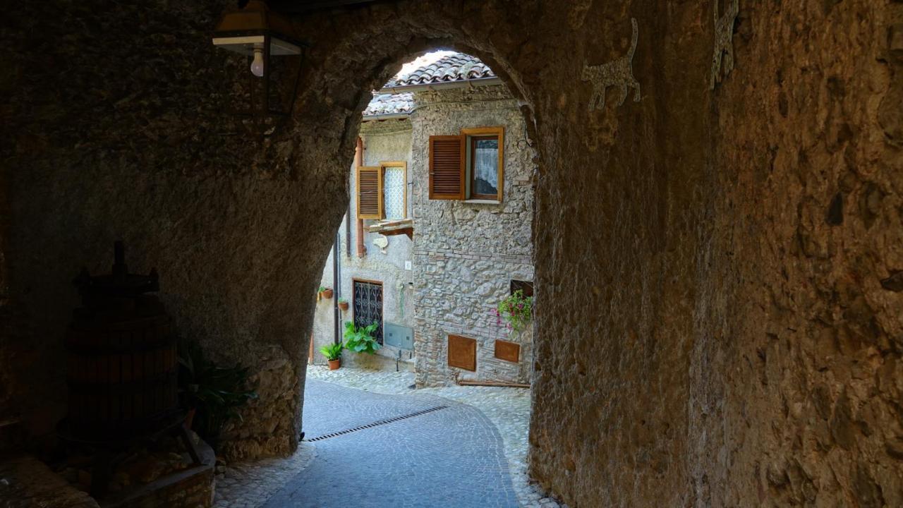 La Terrazza Sul Lago Turano Castel di Tora Bagian luar foto