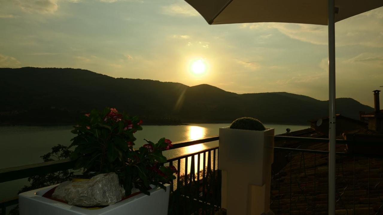 La Terrazza Sul Lago Turano Castel di Tora Bagian luar foto