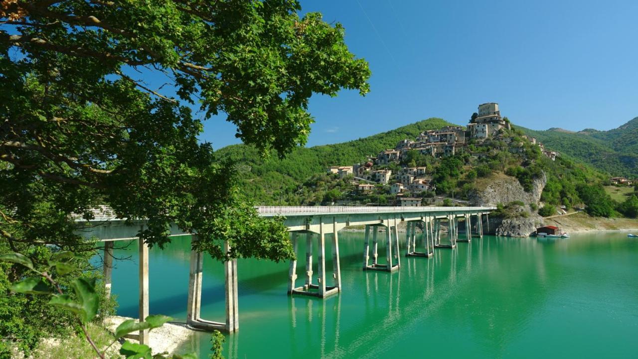 La Terrazza Sul Lago Turano Castel di Tora Bagian luar foto