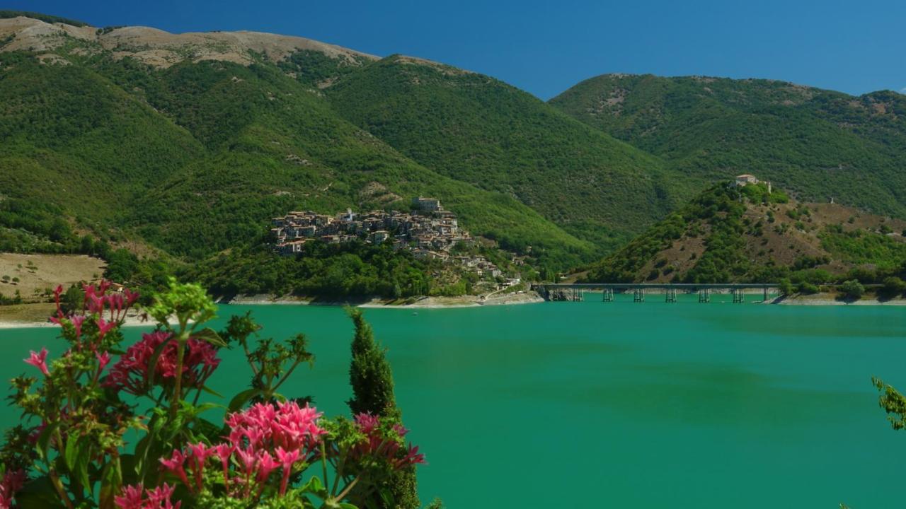La Terrazza Sul Lago Turano Castel di Tora Bagian luar foto