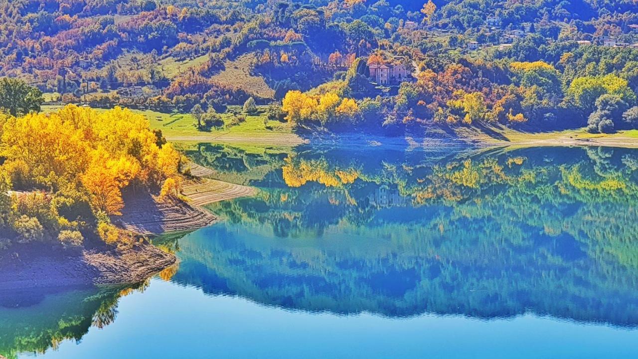 La Terrazza Sul Lago Turano Castel di Tora Bagian luar foto