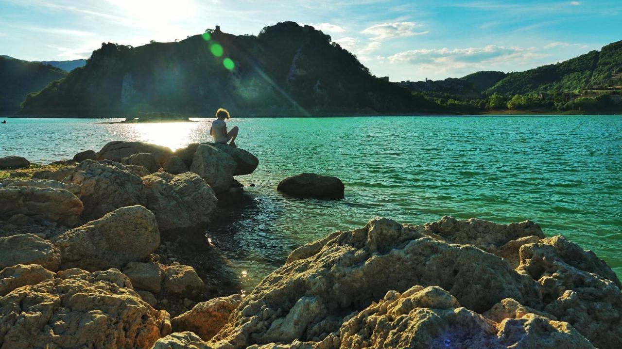 La Terrazza Sul Lago Turano Castel di Tora Bagian luar foto